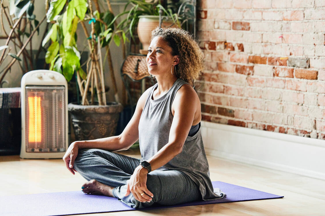 Eine aufrechte Haltung ist wichtig, damit der Schneidersitz dem Rücken nicht schadet. / © Getty Images/Thomas Barwick