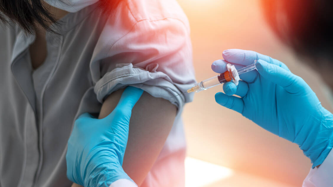 Gestern hat der Impfstoff von Biontech/Pfizer als erster Corona-Impfstoff die Zulassung in in der EU erhalten. Die neue Coronavirus-Impfverordnung regelt nun, wer wann geimpft werden kann. / Foto: Adobe Stock/Khunatorn