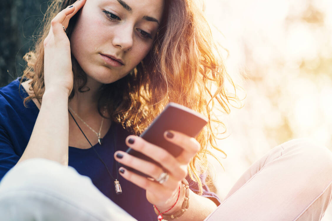 Eine unklare Hautveränderung per Smartphonefoto und App abklären zu lassen anstatt vom Hautarzt, birgt Risiken.  / Foto: Getty Images/Mixmike