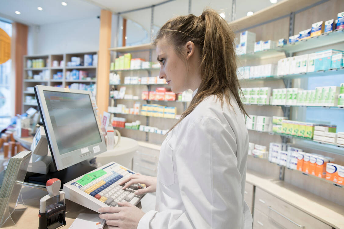 Um wieder Impfzertifikate ausstellen zu können, müssen Apotheken an die TI angebunden sein und ein Update erhalten. / Foto: Adobe Stock/Westend61