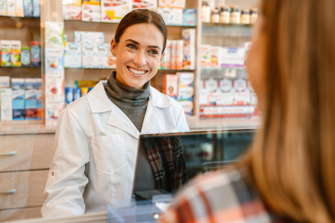 Pharmazeuten und PTA im Praktikum erhalten in der Markt-Apotheke in Winsen besondere Aufmerksamkeit. / Foto: Adobe Stock/Drobot Dean