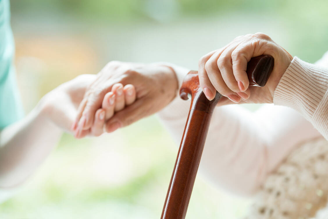 Osteoporose führt häufig zur Pflegebedürftigkeit alter Menschen. / Foto: Adobe Stock/Katarzyna Bialasiewicz Photographee.eu