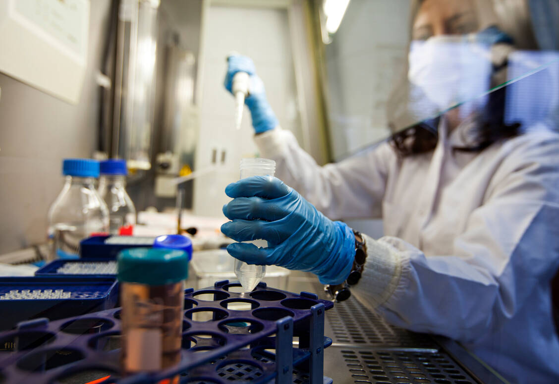 Infektiologen sind auf die Diagnostik und Therapie von Infektionserkrankungen spezialisiert.  / Foto: Getty Images/gevende