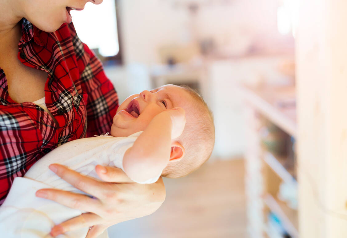 Der Darm des Säuglings muss sich erst noch entwickeln. Verdauungsprobleme sind daher keine Seltenheit– und oft mit heftigem Weinen verbunden. / Foto: Adobe Stock/Halfpoint