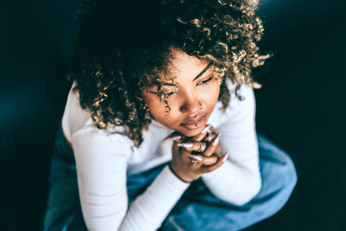 Sich damit auseinanderzusetzen, wie man mit Stress umgeht und welche Auslöser es gibt, ist wichtig, um Dauerstress zu begegnen. / © Getty Images/Yana Iskayeva