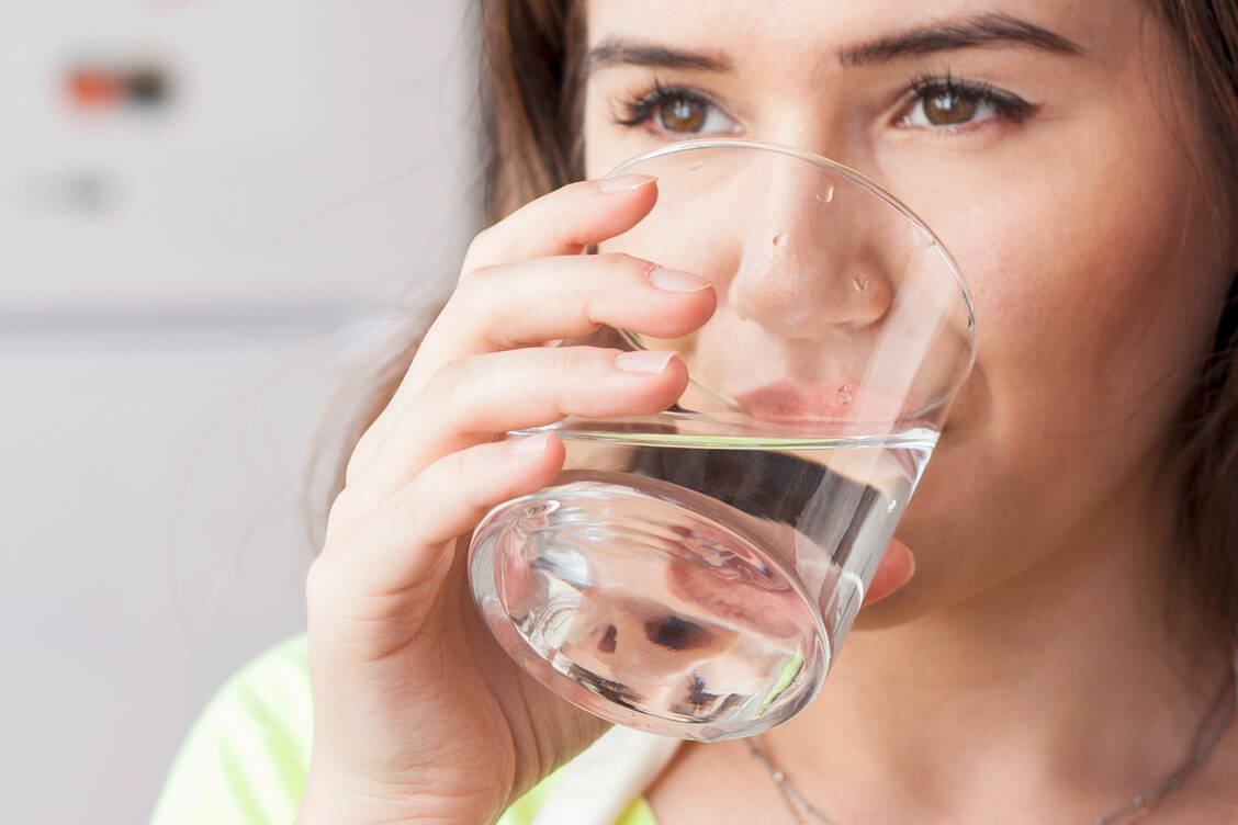 Immer empfehlenswert, besonders bei niedrigem Blutdruck: viel trinken. / Foto: Adobe Stock/izzetugutmen