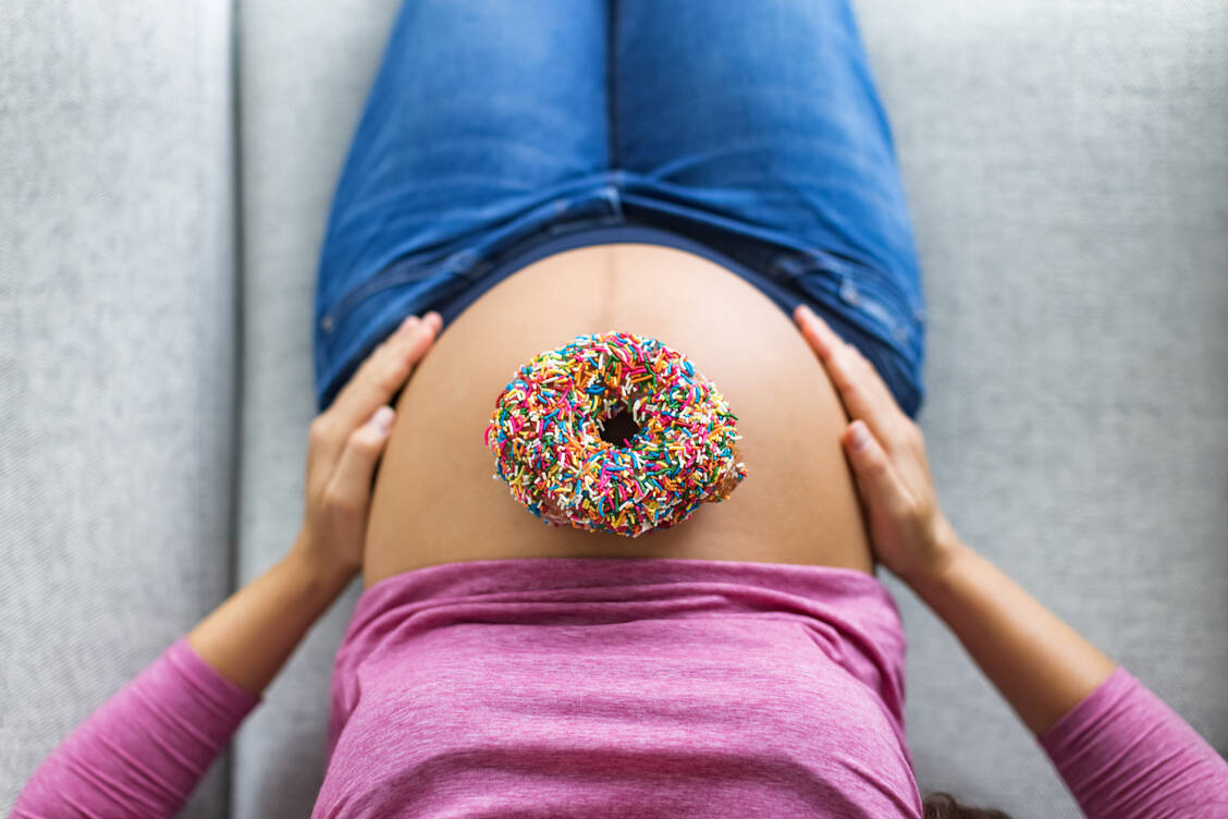 Zuviel Süßes in der Schwangerschaft kann der Gesundheit des Kindes nachhaltig schaden. / © Adobe Stock/Maridav