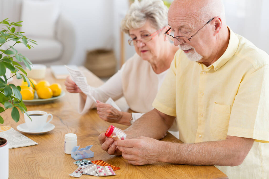Gerade Senioren nehmen häufig mehrere Medikamente dauerhaft und parallel ein. Damit hier das Medikationsmanagement gelingt, sollten Ärzte und Apotheker für den Patienten zusammenarbeiten.  / Foto: Adobe Stock/Photographee.eu