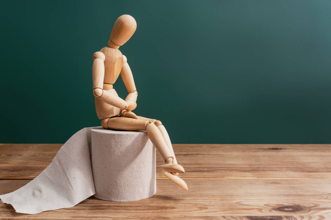 Klagen Apothekenkunden über einen erschwerten oder ausbleibenden Stuhlgang, können bestimmte Abführmittel kurzzeitig Abhilfe verschaffen.  / Foto: Adobe Stock/Alrandir