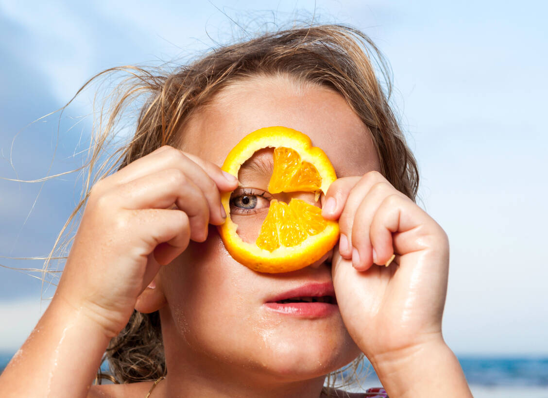 Die meisten Vitamine (A, C, E, B-Vitamine) sowie Folsäure und Omega-3-Fettsäuren sind wichtige Nährstoffe für die Augen. / Foto: Getty Images/Marcos Welsh