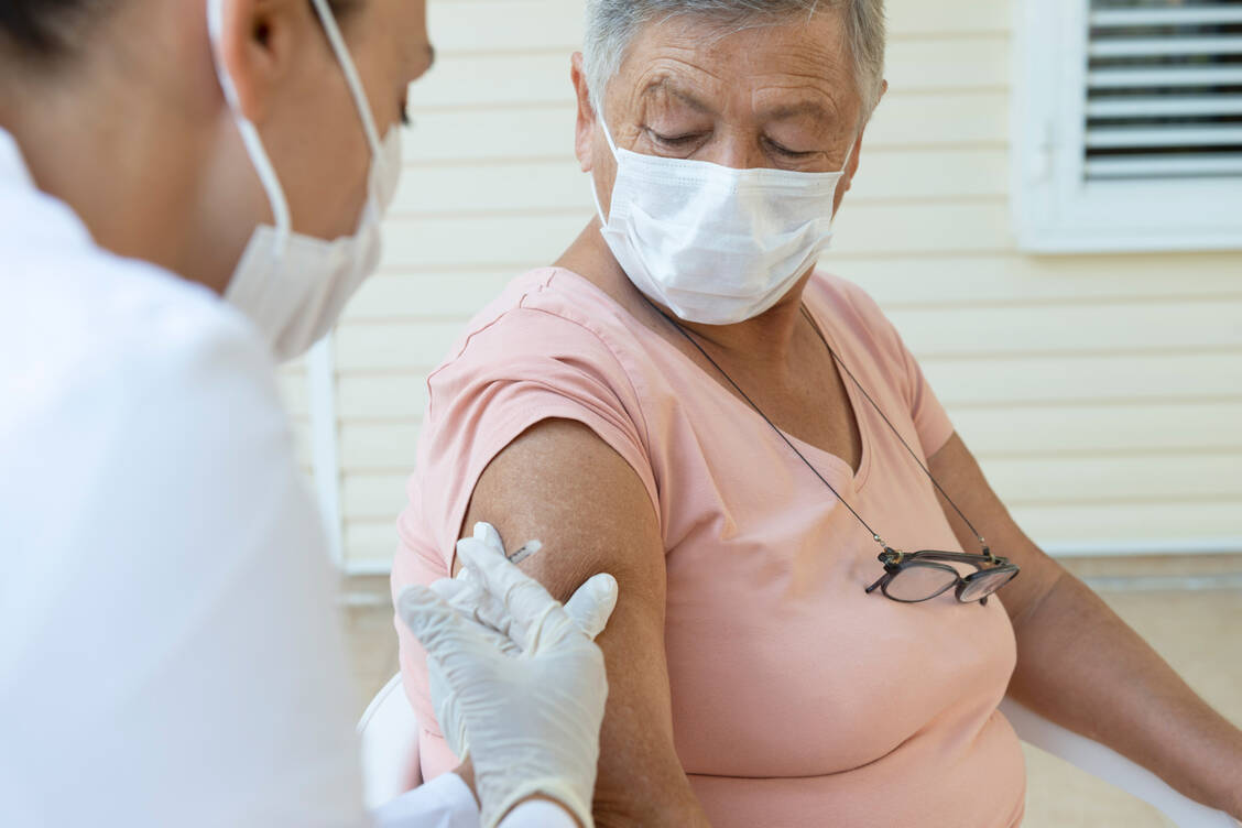Aufgrund der Immunsuppression kann die Antwort auf die Impfung gegen Covid-19 bei Rheuma-Patienten abgeschwächt sein. Sie können sich sechs Monate nach der Grundimmunisierung erneut impfen lassen.  / Foto: Getty Images/simarik