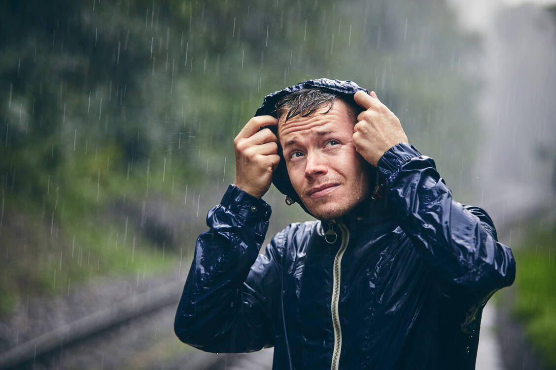 Wenn es nach einem Gewitter plötzlich abkühlt, muss sich der Körper erst daran gewöhnen. / Foto: Getty Images/Chalabala