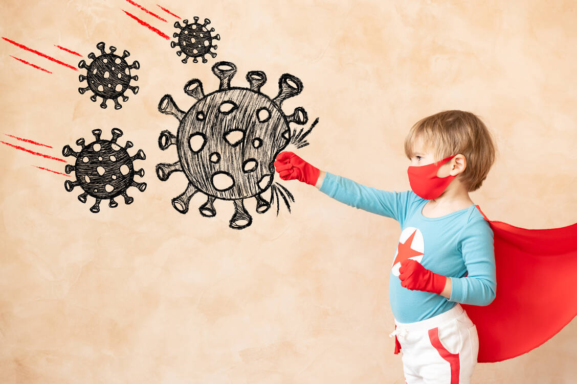 Eine Impfung vermeidet nicht nur die Infektion an sich, sondern auch Komplikationen, die das Durchmachen der Erkrankung mit sich bringt.  / © Adobe Stock/Sunny studio