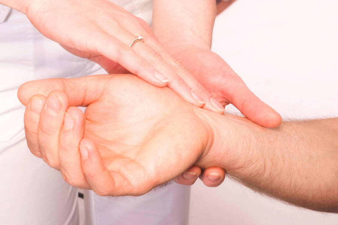 Vorhofflimmern? Das Pulsfühlen eignet sich nicht, um die Herzryhthmusstörung zu diagnostizieren, sind schwedische Forscher überzeugt. / Foto: Adobe Stock/Tom Kuest