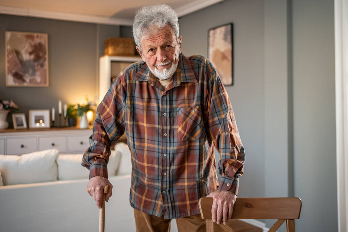 Freezing bei Parkinson kann Bewegungen plötzlich blockieren. Ein Anti-Freezing-Stock kann dabei helfen. / © Getty Images/Milan Markovic