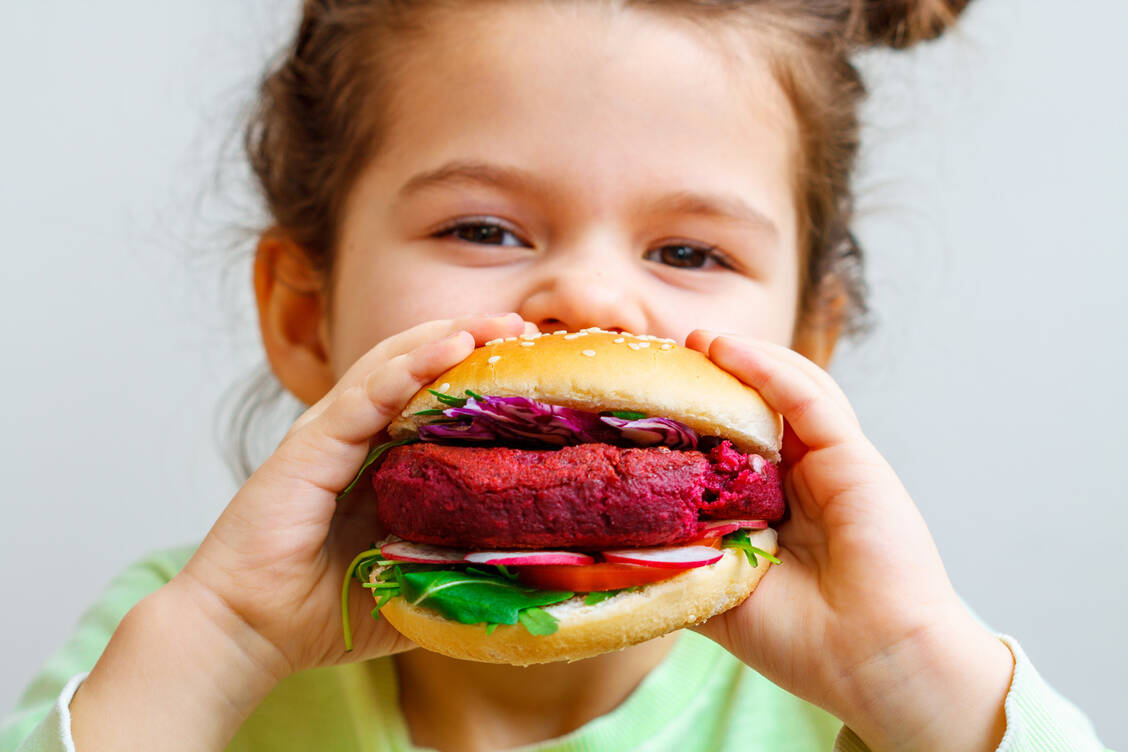Wachsen Kinder vegan auf, sollten sich die Eltern gut mit der Ernährung auskennen. Es gilt, die Proteinzufuhr und die Versorgung mit kritischen Nährstoffen im Blick zu behalten. / Foto: Adobe Stock/vaaseenaa