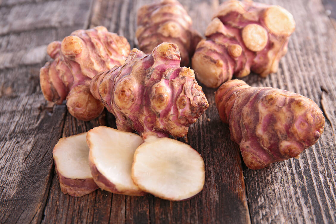 Noch gilt die nussig-aromatische Knolle als Geheimtipp in der Küche. Topinambur hat jedoch auch für die Darmgesundheit einiges zu bieten.  / Foto: Adobe Stock/M.studio