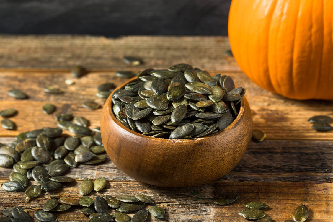 Kürbiskerne sind mit ihren gesunden Inhaltsstoffen ein echtes Superfood. / © Adobe Stock/Brent Hofacker