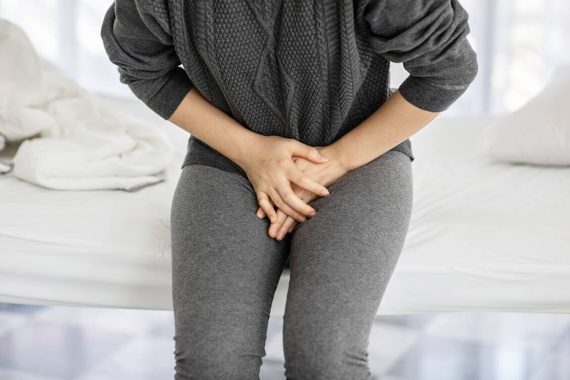 Bei vielen Menschen, die einmal an einer Blasenentzündung erkrankt sind, kommt es immer wieder zu Infektionen. Frauen sind besonders häufig betroffen. / © Getty Images/Jomkwan