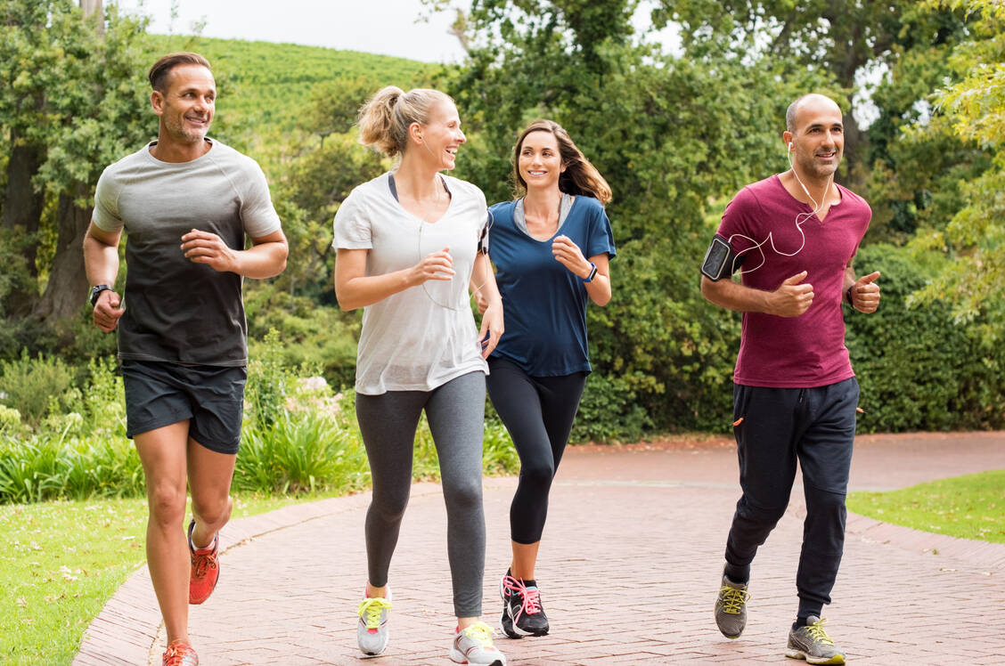 Zusammen joggen klappt am besten, wenn alle ein ähnliches Leistungsniveau haben. / © Adobe Stock/Rido
