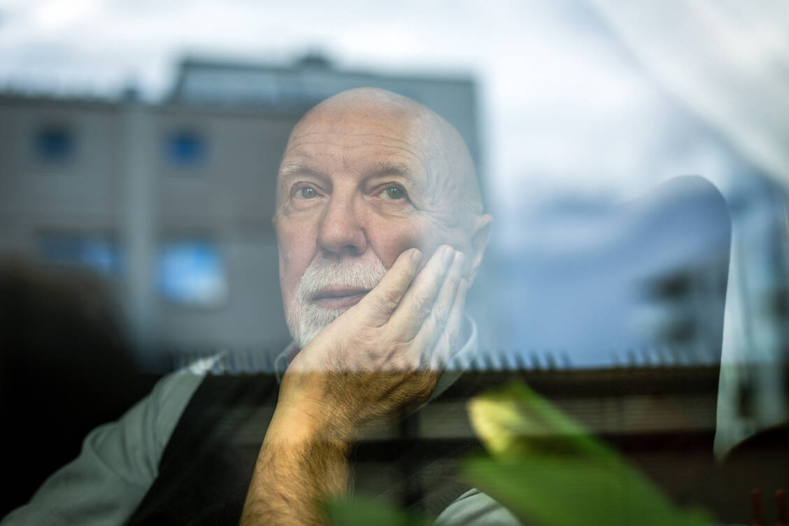 Beschwerden wie Müdigkeit, Vergesslichkeit und Schlafprobleme werden bei älteren Menschen häufig dem Alter zugeschrieben. Doch nicht selten steckt eine Depression dahinter. / © Getty Images/Piksel