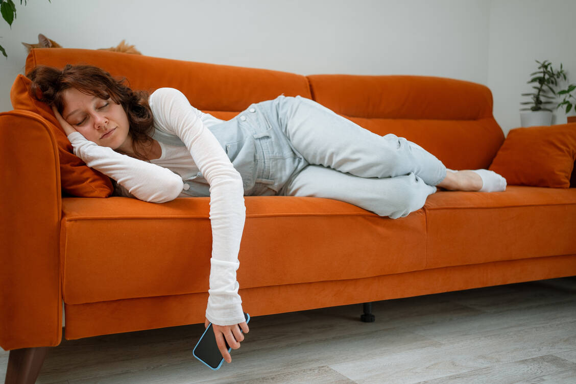 Fatigue ist weit mehr als »nur« Müdigkeit. Es handelt es sich um eine Erschöpfung, die die Lebensqualität maßgeblich mindert. / © Adobe Stock/wifesun
