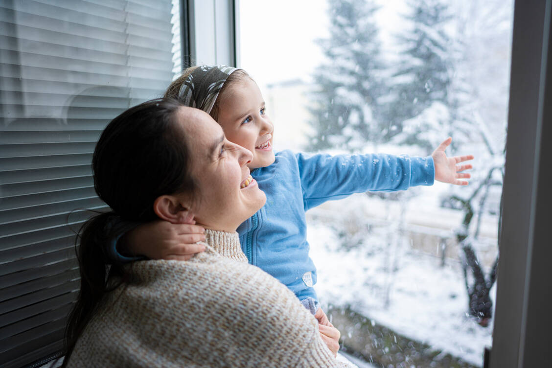 Lüften sorgt auch im Winter für einen Luftaustausch in den Räumen, was die Belastung mit Radon und anderen gesundheitsschädlichen Stoffen in den Innenräumen reduziert. / © Getty Images/Daniel Balakov
