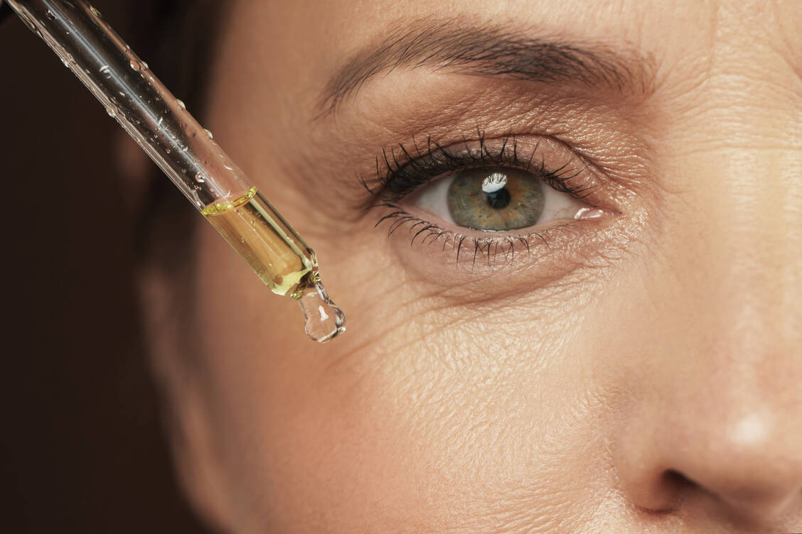 Retinoide gehören zu den Top-Wirkstoffen im Anti-Aging-Bereich. / © Getty Images/blackday