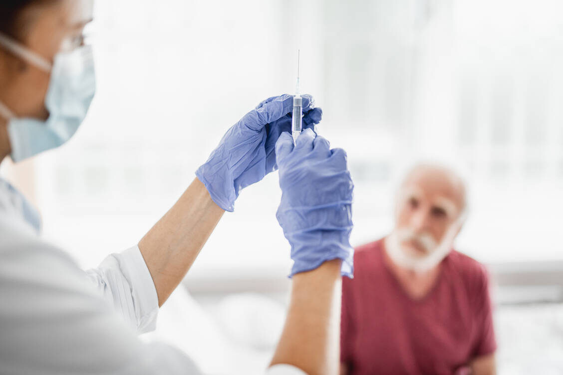 In Pflegeeinrichtungen und für besonders gefährdete Menschen ist in Deutschland schon mit den Booster-Impfungen begonnen worden. / Foto: Adobe Stock/Yaroslav Astakhov