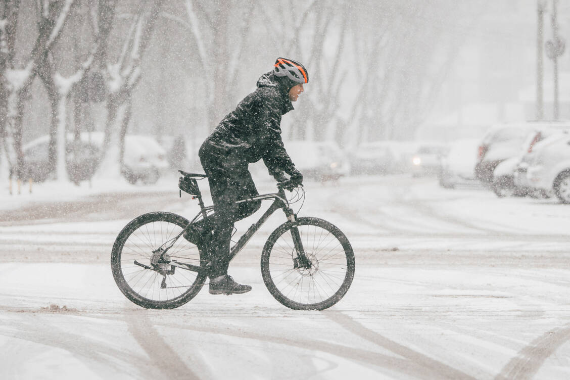 Bei Schnee und Kälte helfen nur warme Kleidung und die richtige Ausrüstung. / Foto: Getty Images/freemixer