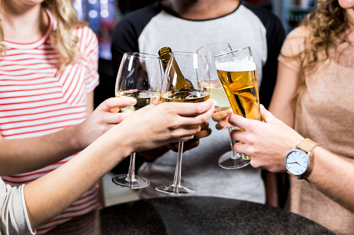 Nicht die Reihenfolge sondern die Menge des getrunkenen Alkohols ist entscheidend. / Foto: Shutterstock/Wavebreakmedia