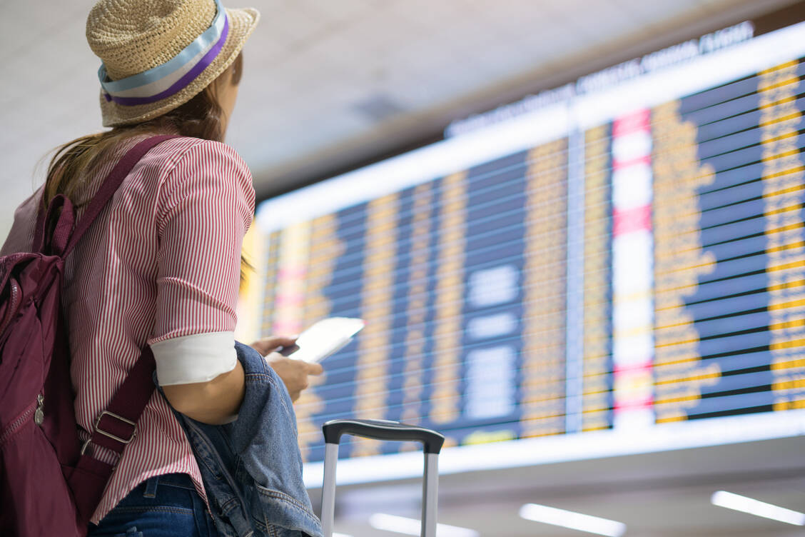 Flugverspätungen und -ausfälle sind aktuell an der Tagesordnung. Wer weiß, dass er nach dem Urlaub nicht pünktlich wieder an der Arbeitsstelle erscheinen kann, sollte schnellstmöglich die Apothekenleitung informieren. / Foto: Getty Images/	thianchai sitthikongsak