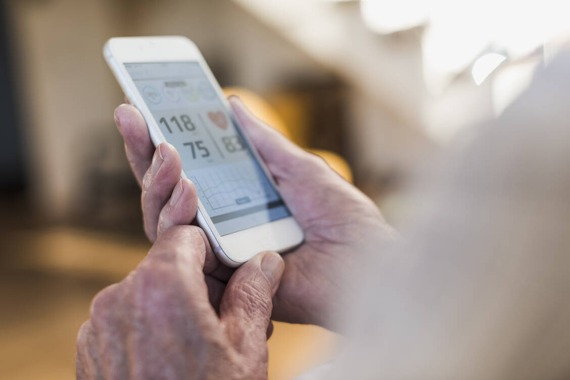 Blutdruckwerte und Symptome im digitalen Gesundheitstagebuch erfassen: eine gute Basis für Arztgespräche. / Foto: UWE_UMSTAETTER