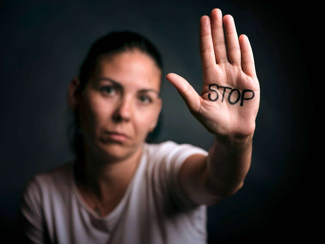 Eine gewalttätige Beziehung zu beenden, erfordert häufig viel Mut. / Foto: Fotolia/Esther Moreno