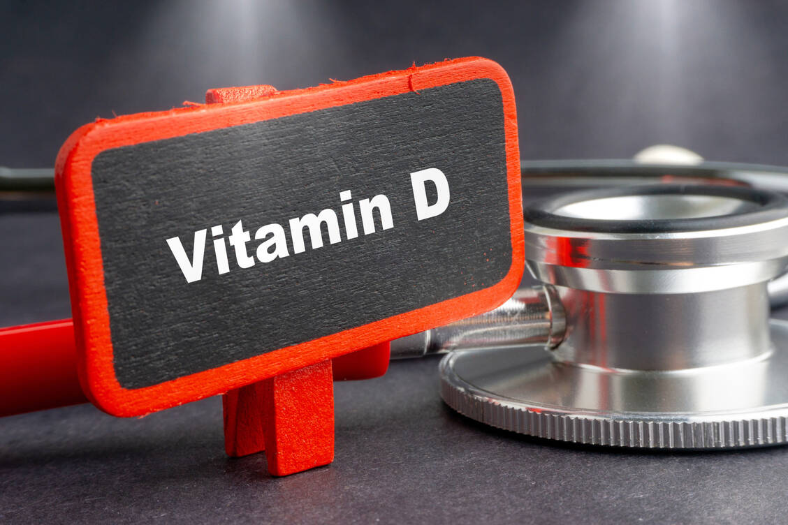 Vitamin D sollte ohne ärztlichen Rat nicht über längere Zeit hochdosiert eingenommen werden. Da es eine lange Halbwertszeit hat, kann es dauern bis Nebenwirkungen vergehen. / Foto: Adobe Stock/instagram.com/_alfil