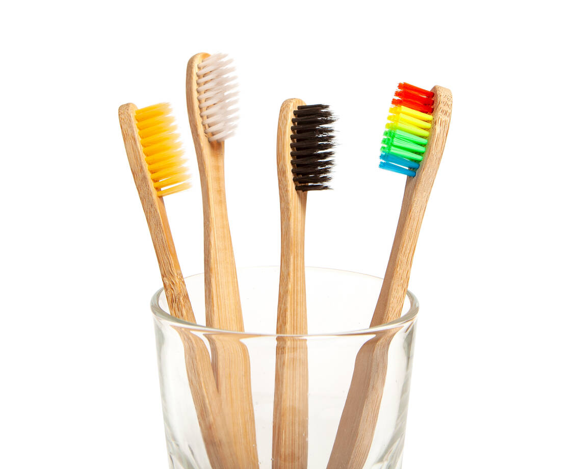 Zahnbürsten mit Naturborsten sind hygienisch bedenklich. / Foto: Adobe Stock/adragan