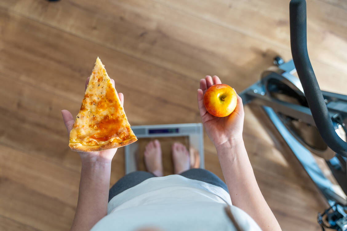 Der Magen kann den Kaloriengehalt eines Lebensmittels nicht erkennen. Er sagt »satt«, sobald er ein bestimmtes Füllgewicht erreicht – sei es durch Pizza oder Obst. / © Getty Images/SimonSkafar