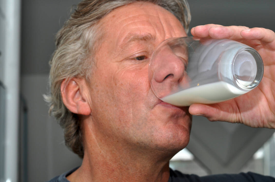 Milch bringt reichlich Calcium, das gilt auch für lactosefreie Produkte. / Foto: Adobe Stock/Doris Heinrichs