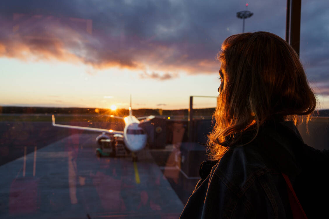 Ein mulmiges Gefühl vor dem Flug? Die Virtual-Reality-Technologie bietet Möglichkeiten, sich im Vorfeld seinen Ängsten zu stellen.  / © Getty Images/Westend61