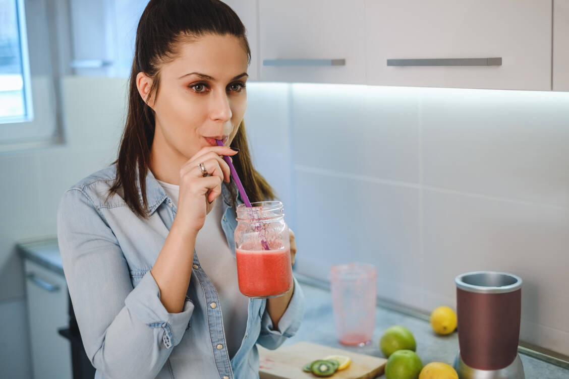 Die schnelle Aufnahme großer Mengen Fruchtzucker, wie etwa beim Trinken eines Smoothies, kann zu Verdauungsbeschwerden führen. / Foto: Getty Images/Sjale