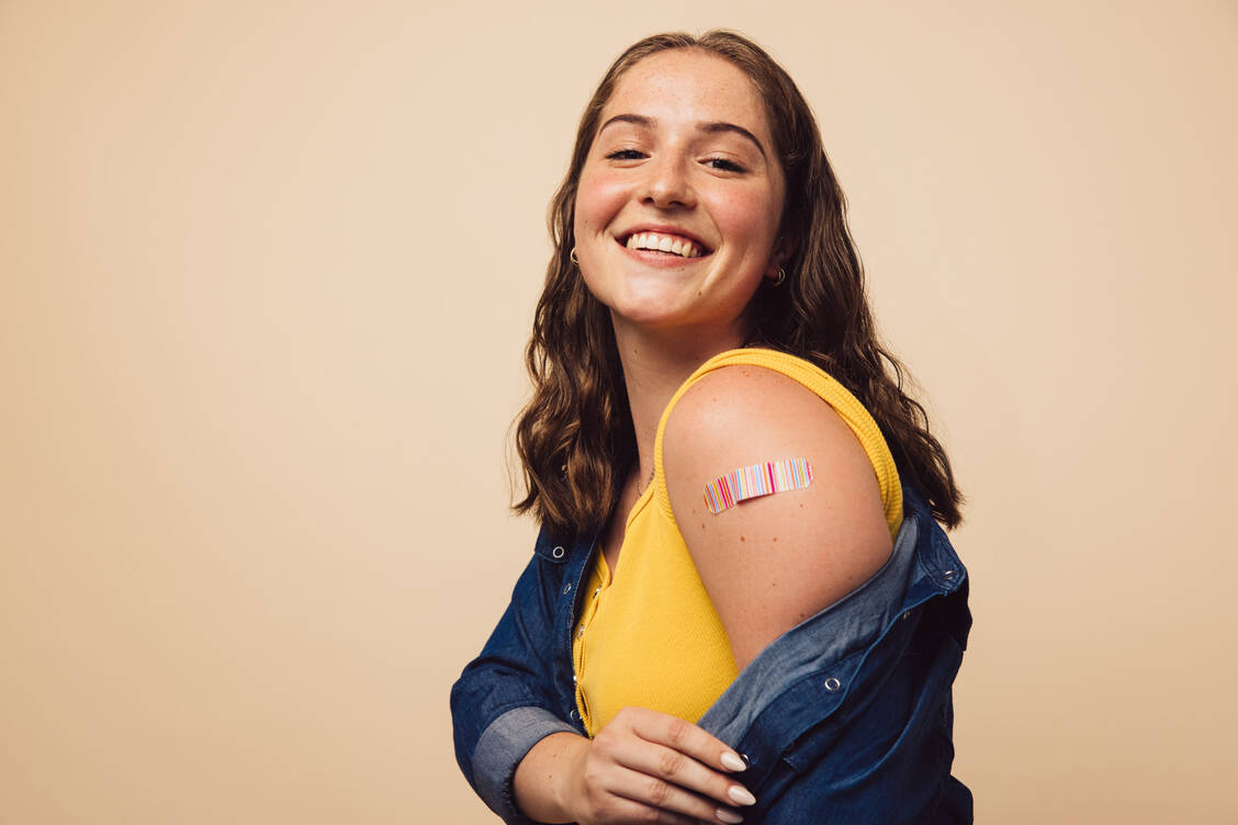Die Impfung gegen HPV könnte sich doppelt lohnen. Auch das Herz könnte davon profitieren. / © Getty Images/jacoblund