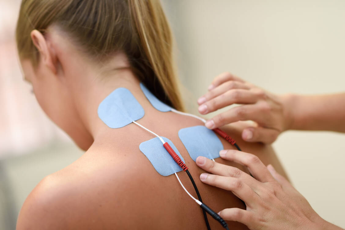 Eine TENS-Therapie soll Schmerzen durch Strom lindern. Eine Leitlinienempfehlung bei nicht-spezifischen Rückenschmerzen gibt es dafür allerdings nicht. / Foto: Shutterstock/javi_indy