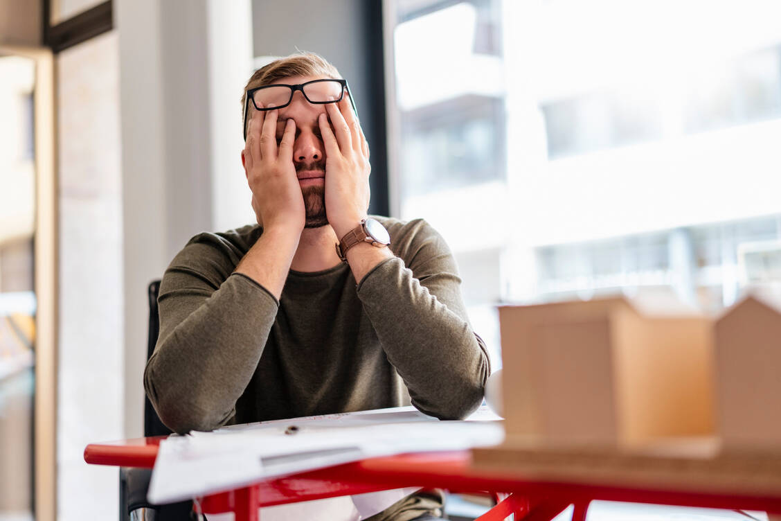 Bitte krankmelden! Wer trotz Krankheit zur Arbeit geht, schadet damit sich, den Kollegen und dem Arbeitgeber. / Foto: Getty Images/Westend61/Daniel Ingold