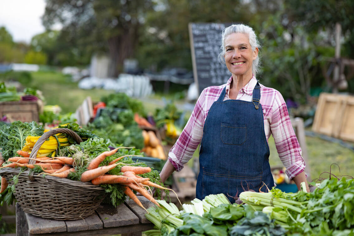 Eine pflanzenbasierte Ernährung – am besten mit Gemüse und Obst von Feldern der Region – hält nicht nur 
Treibhausgasemissionen niedrig, sondern lässt uns auch gesünder altern.  / Foto: Getty Images/Hispanolistic