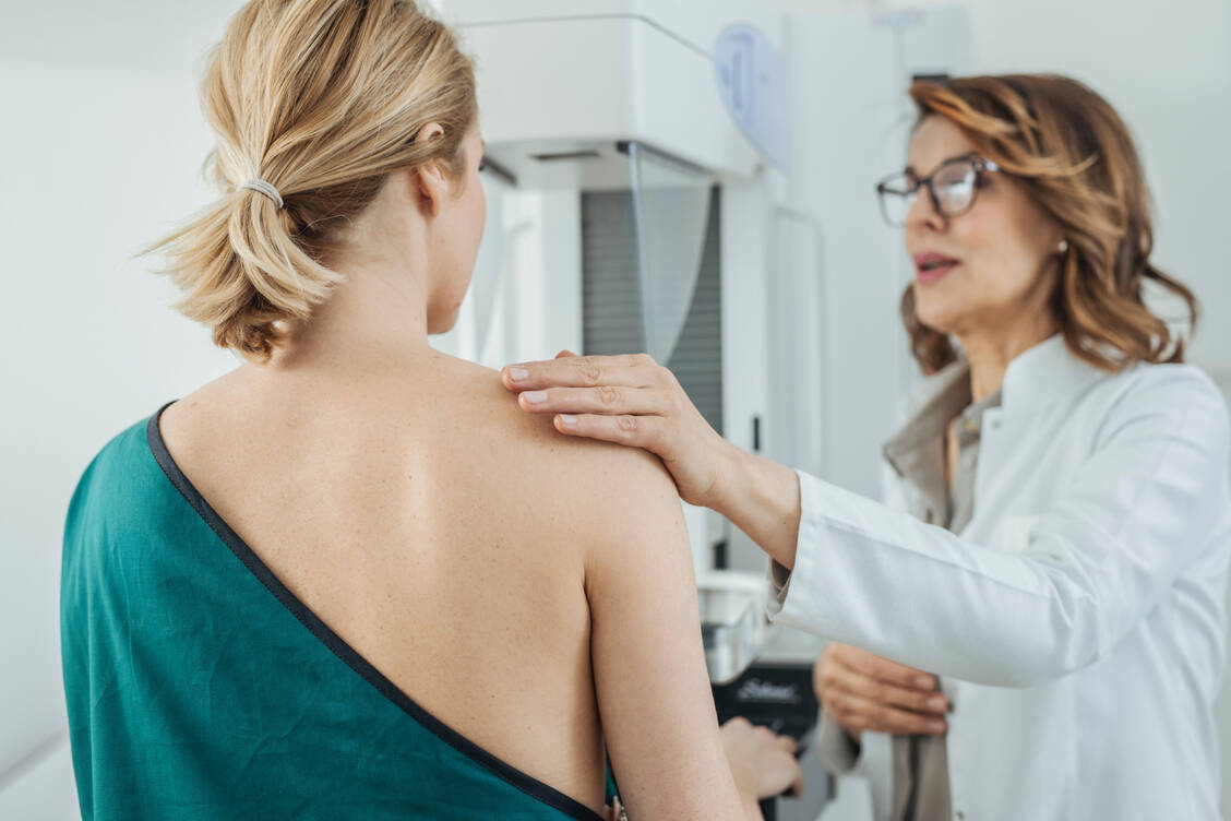 Brustimplantate sprechen nicht grundsätzlich gegen eine Mammographie. Aber es müssen einige Dinge beachtet werden. / Foto: Adobe Stock/LStockStudio