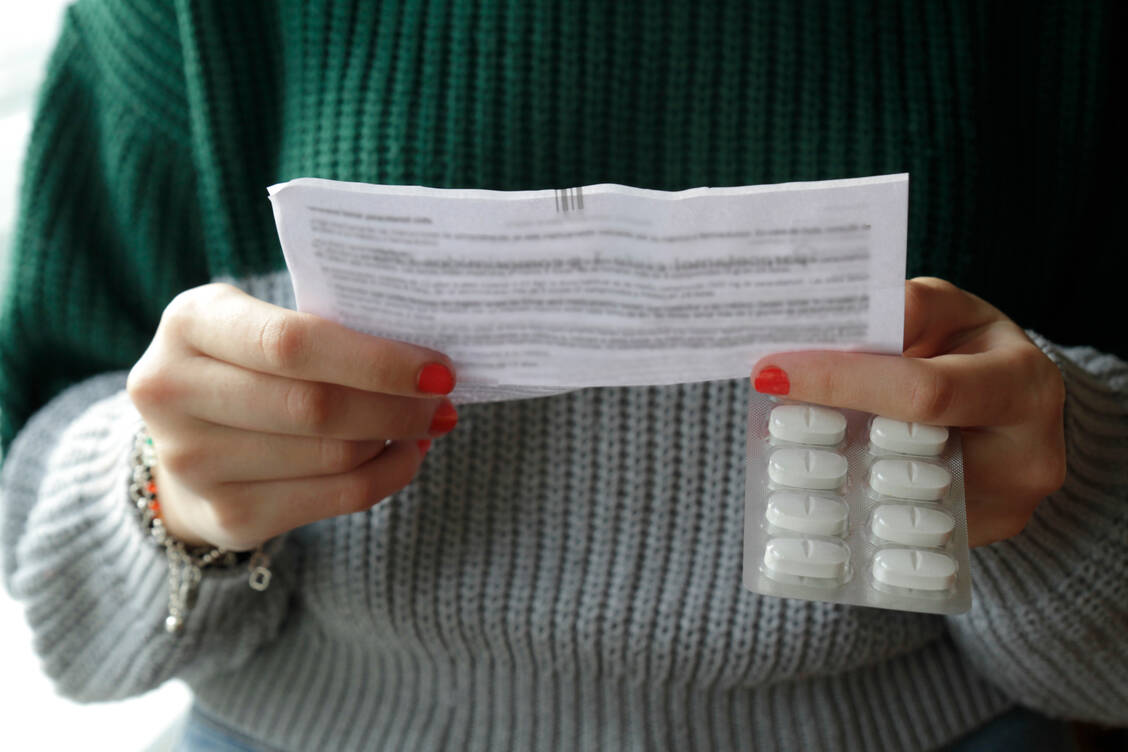 Wenn Patienten den Beipackzettel lesen, kommen oft Ängste vor starken Nebenwirkungen auf. / Foto: Getty Images/Isabel Pavia