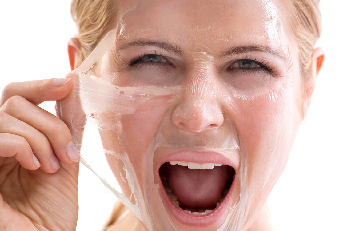 Peel-off-Masken erstarren auf der Haut. Der sich bildende Film nimmt beim Abziehen lockere Hautschüppchen mit. / Foto: Fotolia/weseetheworld