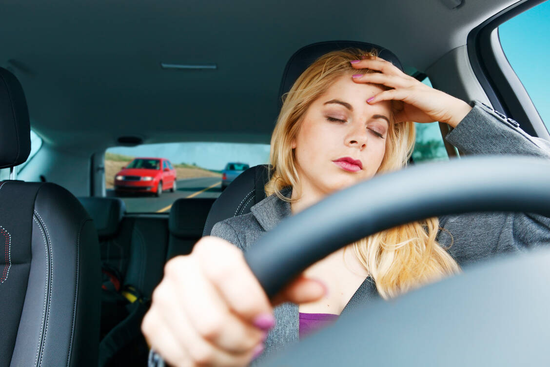 Bestimmte Arzneimittel können die Reaktionsfähigkeit herabsetzen. Besonders im Straßenverkehr kann das gefährlich werden. / Foto: Getty Images / narvikk