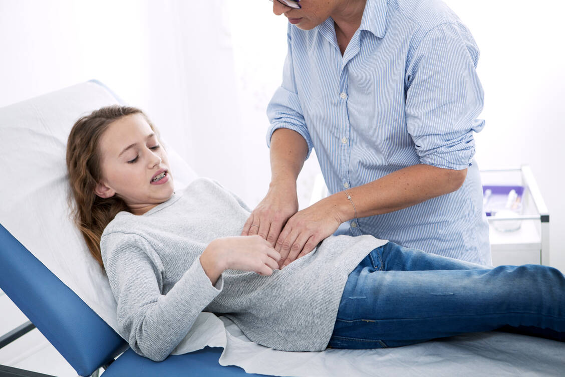 Die Diagnose Appendizitis wird am häufigsten bei Kindern gestellt. Typisch sind Übelkeit, Erbrechen und Schmerzen im rechten Unterbauch. / Foto: Getty Images/B. Boissonnet