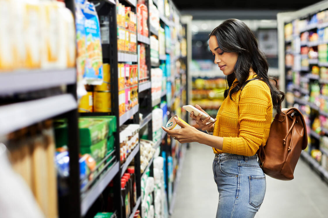 An hochverarbeiteten Lebensmitteln kommt man im Supermarkt oft nicht vorbei, es gilt aber zu differenzieren. / © Getty Images/kupicoo